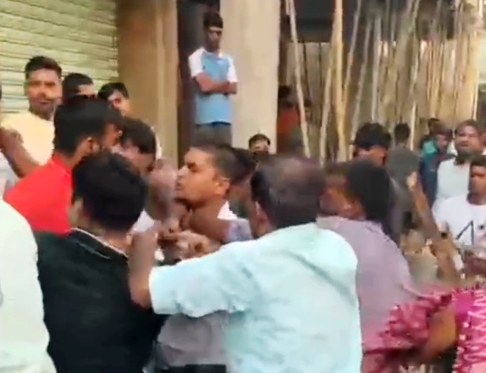 नालंदा: मोटरसाइकिल से झटका लगने के विवाद पर हुई जमकर मारपीट और रोड़ेबाजी, वार्ड पार्षद के परिवार पर लॉज के छात्रों ने किया हमला, चार लोग हुए जख्मी 2