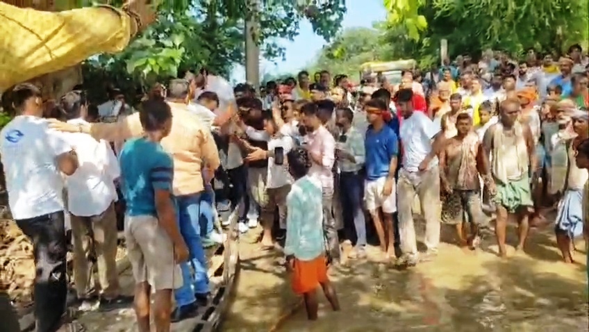 बेगूसराय पहुंचे सोनू सूद: बाढ़ पीड़ितों में बांटी राहत सामग्री, बोले-'बिहार मेरी रग-रग में बसा है' 2