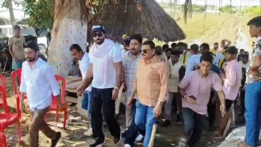 बेगूसराय पहुंचे सोनू सूद: बाढ़ पीड़ितों में बांटी राहत सामग्री, बोले-'बिहार मेरी रग-रग में बसा है' 7
