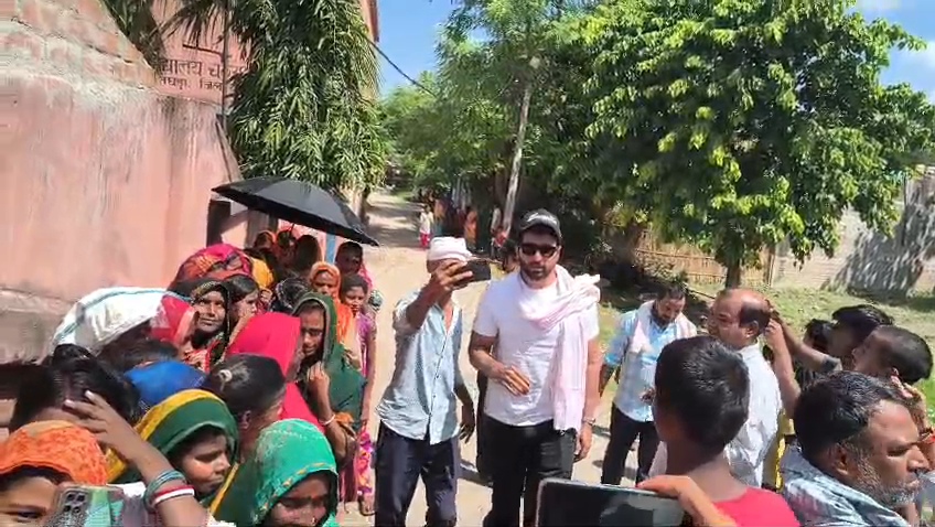 बेगूसराय में बाढ़ पीड़ितों के बीच पहुंचे सोनू सूद: मटिहानी और तेघड़ा में बांटी राहत सामग्री, बोले- ऊपर वाले का कैमरा सब देख रहा है' 2
