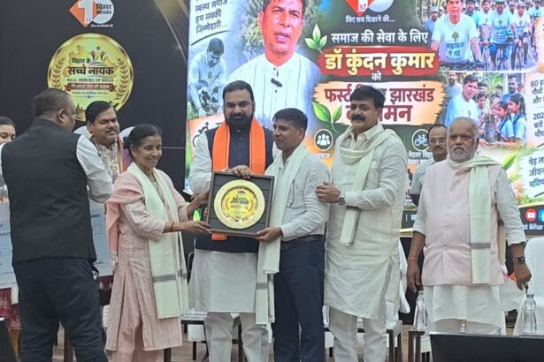 साइकिल पे संडे' के संयोजक डॉ. कुंदन को मिला 'रियल हीरो ऑफ बिहार' सम्मान, पर्यावरण संरक्षण के लिए हुए सम्मानित 3