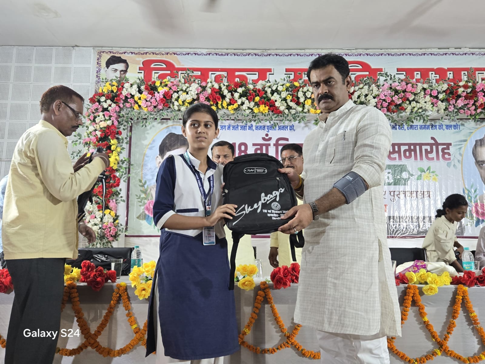 राष्ट्रकवि दिनकर की 118वीं जयंती पर गूंजी 'रश्मिरथी' की हुंकार, सिमरिया को साहित्यिक तीर्थभूमि बनाने का संकल्प 3