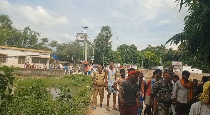 वीरपुर में प्रशासन का चला बुलडोजर,सरकारी जमीन को कराया गया अतिक्रमण मुक्त 3