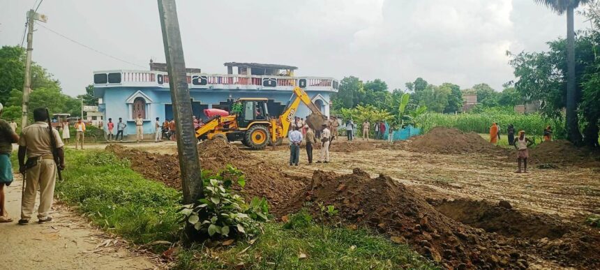 वीरपुर में प्रशासन का चला बुलडोजर,सरकारी जमीन को कराया गया अतिक्रमण मुक्त 1