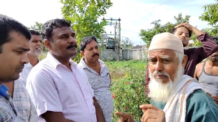 समस्तीपुर के सुरोल गांव में हड़कंप: कब्रिस्तान में काले प्लास्टिक से मिले 3 संदिग्ध बम, पुलिस ने घेरा इलाका 2