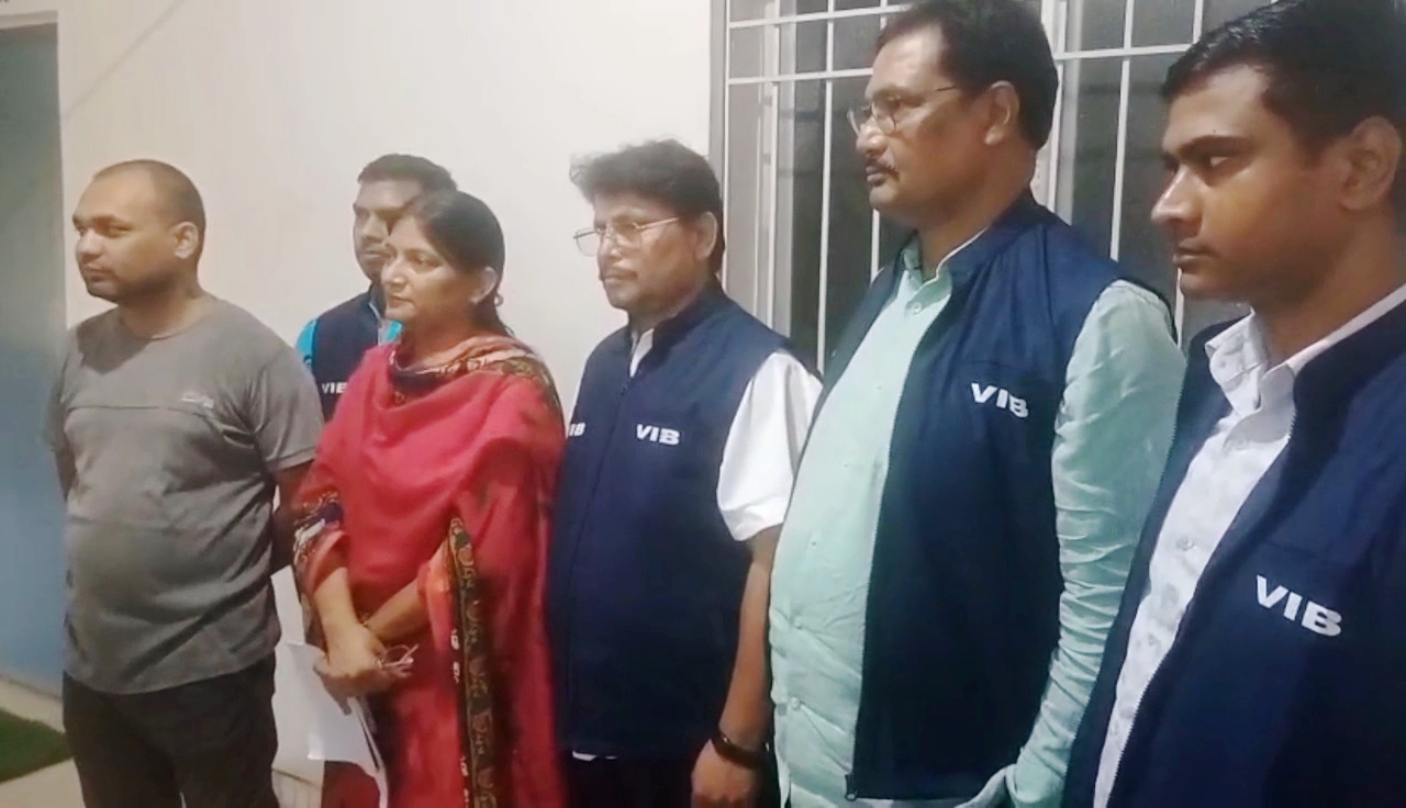 नालंदा: करायपरसुराय प्रखंड के (बीसीओ) सहकारिता प्रसार पदाधिकारी संतोष कुमार 28000 रिश्वत लेते हुआ गिरफ्तार, बीसीओ प्रबंधक का प्रभार देने के नाम पर 2 साल से कर रहा था टाल मटोल, शिकायत के बाद निगरानी का हुआ एक्शन 2