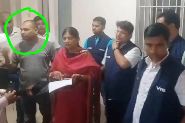 नालंदा: करायपरसुराय प्रखंड के (बीसीओ) सहकारिता प्रसार पदाधिकारी संतोष कुमार 28000 रिश्वत लेते हुआ गिरफ्तार, बीसीओ प्रबंधक का प्रभार देने के नाम पर 2 साल से कर रहा था टाल मटोल, शिकायत के बाद निगरानी का हुआ एक्शन 5