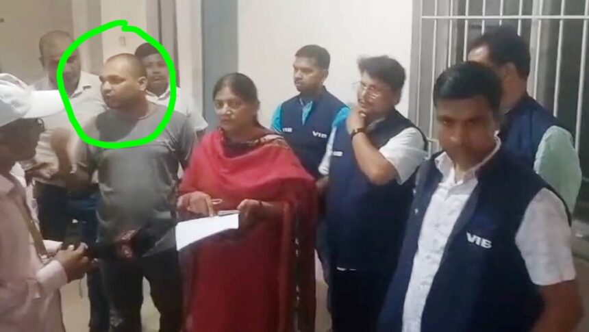नालंदा: करायपरसुराय प्रखंड के (बीसीओ) सहकारिता प्रसार पदाधिकारी संतोष कुमार 28000 रिश्वत लेते हुआ गिरफ्तार, बीसीओ प्रबंधक का प्रभार देने के नाम पर 2 साल से कर रहा था टाल मटोल, शिकायत के बाद निगरानी का हुआ एक्शन 1