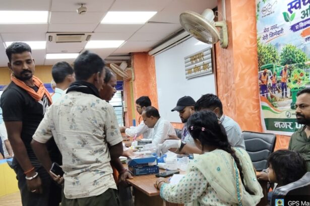 बीहट नगर परिषद में स्वच्छता कर्मियों के लिए स्वास्थ्य जांच शिविर आयोजित, दी गईं मुफ्त दवाएं 3