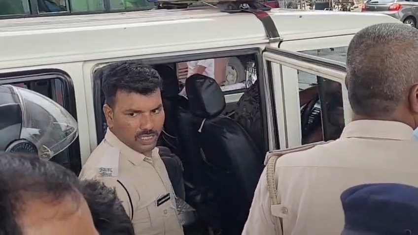 बेगूसराय: छात्रा का मोबाइल छीनकर भाग रहे बदमाश को भीड़ ने खदेड़कर पकड़ा, जमकर की धुनाई 3