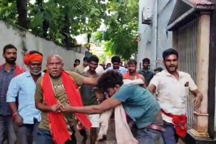 बेगूसराय: छात्रा का मोबाइल छीनकर भाग रहे बदमाश को भीड़ ने खदेड़कर पकड़ा, जमकर की धुनाई 51