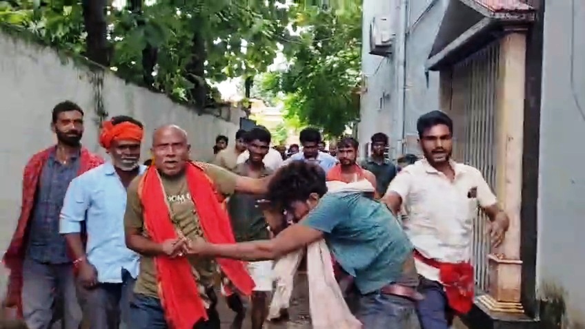 बेगूसराय: छात्रा का मोबाइल छीनकर भाग रहे बदमाश को भीड़ ने खदेड़कर पकड़ा, जमकर की धुनाई 6
