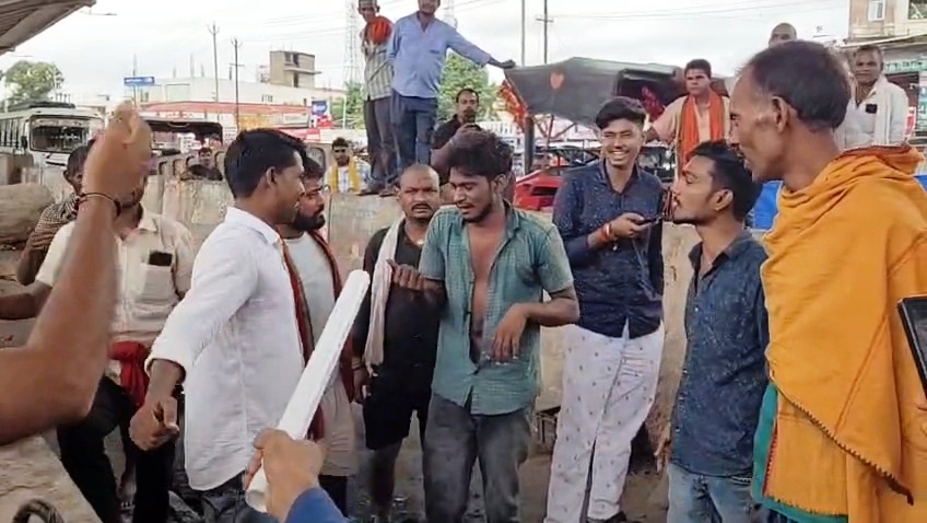 बेगूसराय: छात्रा का मोबाइल छीनकर भाग रहे बदमाश को भीड़ ने खदेड़कर पकड़ा, जमकर की धुनाई 2