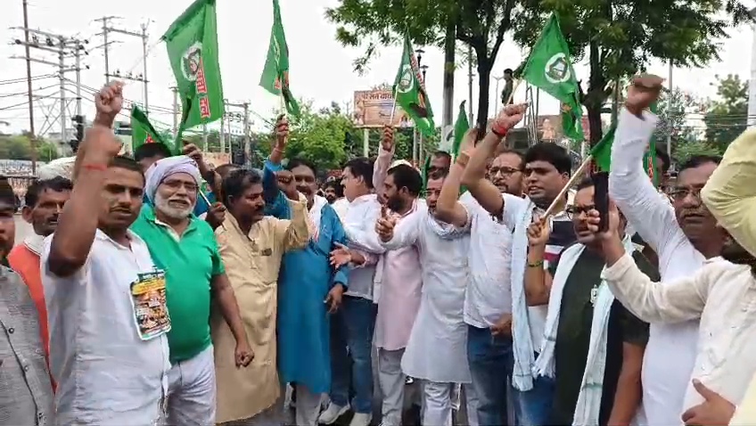 नालंदा में CEC ज्ञानेश कुमार के खिलाफ RJD का हल्लाबोल,मुख्य चुनाव आयुक्त का पुतला फूंका, मुख्य चुनाव आयुक्त के इस्तीफे की मांग,बिहार-बंगाल में फिर से चुनाव की मांग, RJD ने दी दिल्ली कूच की चेतावनी 15