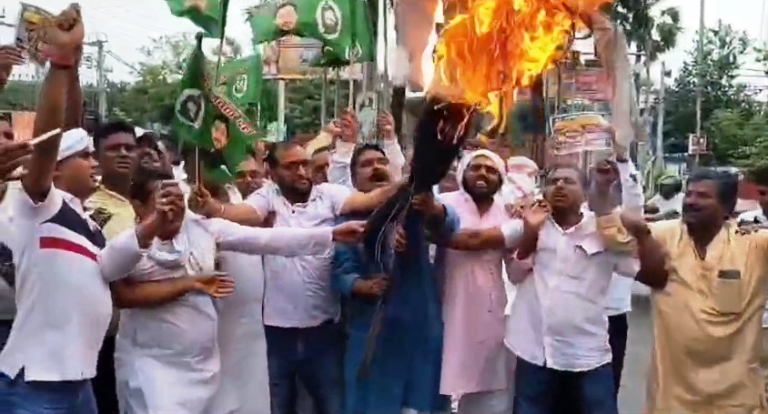 नालंदा में CEC ज्ञानेश कुमार के खिलाफ RJD का हल्लाबोल,मुख्य चुनाव आयुक्त का पुतला फूंका, मुख्य चुनाव आयुक्त के इस्तीफे की मांग,बिहार-बंगाल में फिर से चुनाव की मांग, RJD ने दी दिल्ली कूच की चेतावनी 2