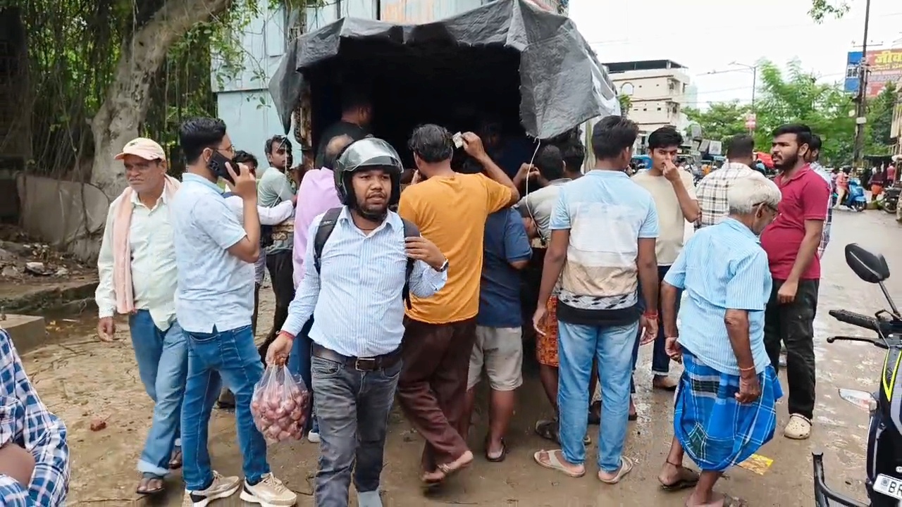 नालंदा: महंगाई के बीच राहत की खबर, बिहारशरीफ में 60-70 रुपये वाला प्याज 35 रुपये किलो, सस्ती प्याज खरीदने उमड़ी भीड़,महंगाई पर लगाम की पहल 2