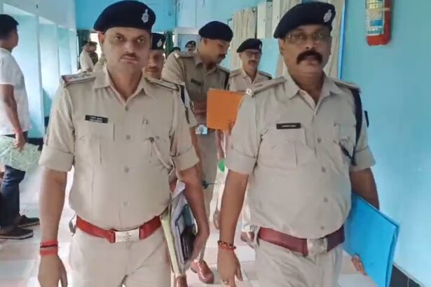 नालंदा में त्योहारों की सुरक्षा को लेकर आई जी  की बैठक, संवेदनशील इलाकों पर कड़ी नजर के निर्देश,दुर्गापूजा और विसर्जन को लेकर पुलिस अलर्ट, IG ने सुरक्षा व्यवस्था की समीक्षा की 7