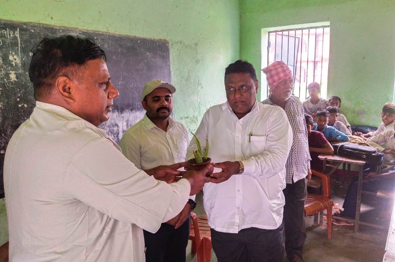 आदर्श मध्य विद्यालय नारेपुर में ‘आयुर्विधा स्कूल स्वास्थ्य कार्यक्रम’ आयोजित, बच्चों को दिए गए सेहत व योग के टिप्स 2