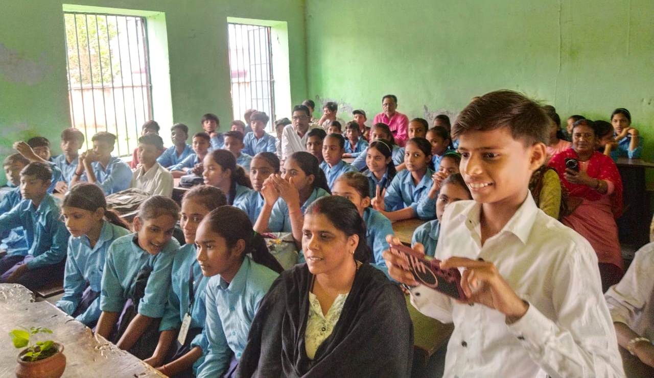 आदर्श मध्य विद्यालय नारेपुर में ‘आयुर्विधा स्कूल स्वास्थ्य कार्यक्रम’ आयोजित, बच्चों को दिए गए सेहत व योग के टिप्स 4