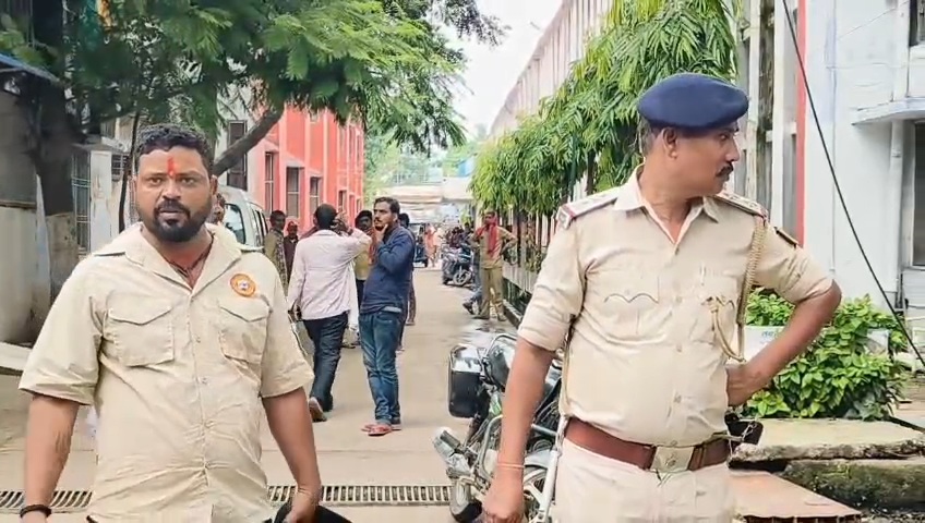 बेगूसराय में टायर फटने से दो ट्रकों की जोरदार भिड़ंत, केबिन में फंसे चालक की इलाज के दौरान मौत 3