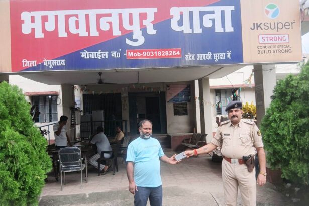 सीईआईआर पोर्टल की मदद से बरामद हुए दो खोए मोबाइल,तकनीकी अनुसंधान के बाद पुलिस ने मोबाइल ट्रेस कर वास्तविक धारकों को सौंपा 5