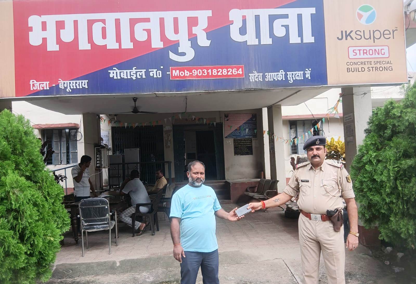 सीईआईआर पोर्टल की मदद से बरामद हुए दो खोए मोबाइल,तकनीकी अनुसंधान के बाद पुलिस ने मोबाइल ट्रेस कर वास्तविक धारकों को सौंपा 5