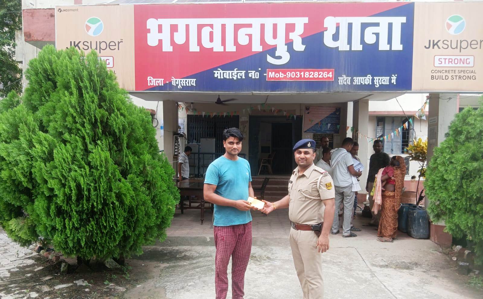 सीईआईआर पोर्टल की मदद से बरामद हुए दो खोए मोबाइल,तकनीकी अनुसंधान के बाद पुलिस ने मोबाइल ट्रेस कर वास्तविक धारकों को सौंपा 2