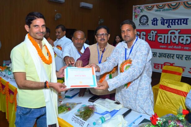 बीहट-1 पैक्स अध्यक्ष पवन कुमार ‘उत्कृष्ट अवार्ड’ से सम्मानित, कंकौल में 66वीं वार्षिक आमसभा में चेयरमैन ने सौंपा सम्मान 3