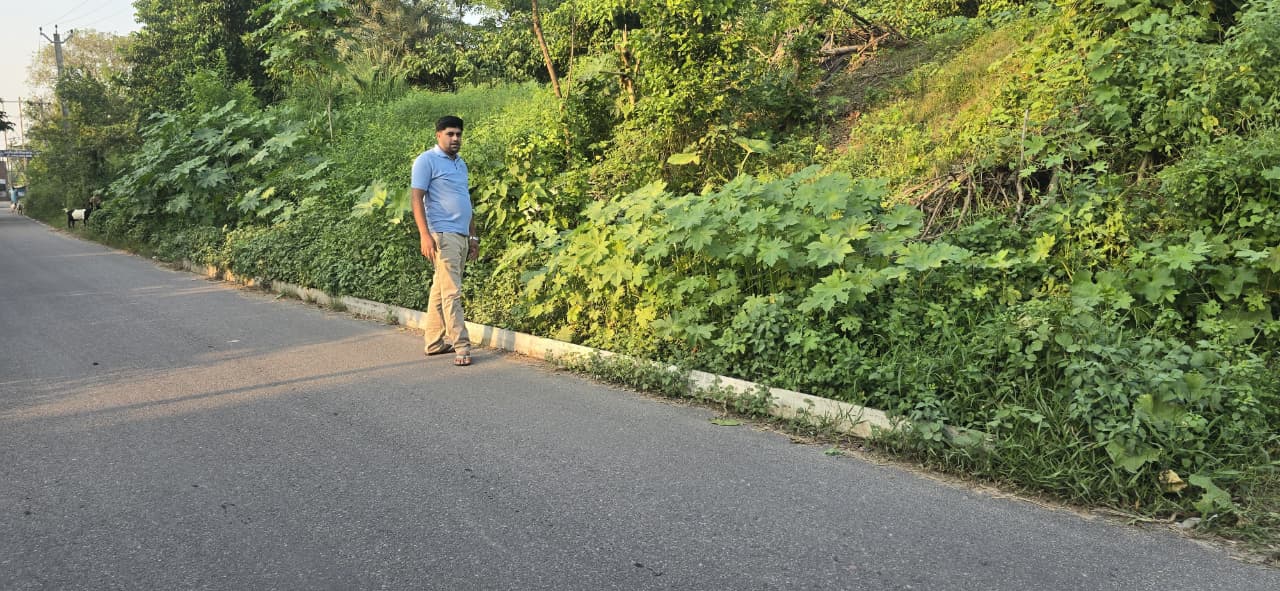 सड़क किनारे रखा बिजली का पोल हादसे को दे रहा न्योता, अविलंब हटाए विद्युत विभाग : रौशन कुमार 3
