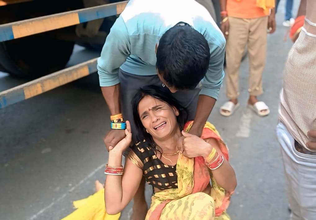 बछवाड़ा में कंटेनर ट्रक की चपेट में आने से एक युवक की दर्दनाक मौत,परिजन में कोहराम 5
