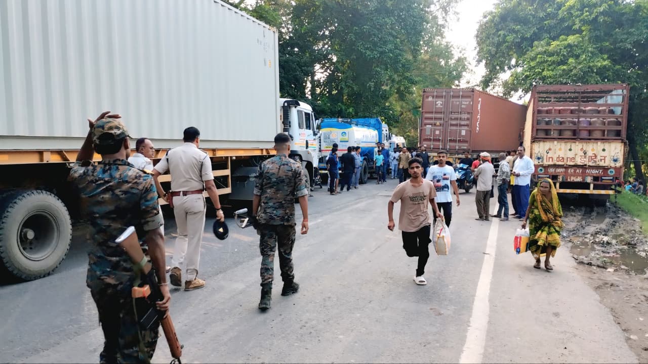 बछवाड़ा में कंटेनर ट्रक की चपेट में आने से एक युवक की दर्दनाक मौत,परिजन में कोहराम 3