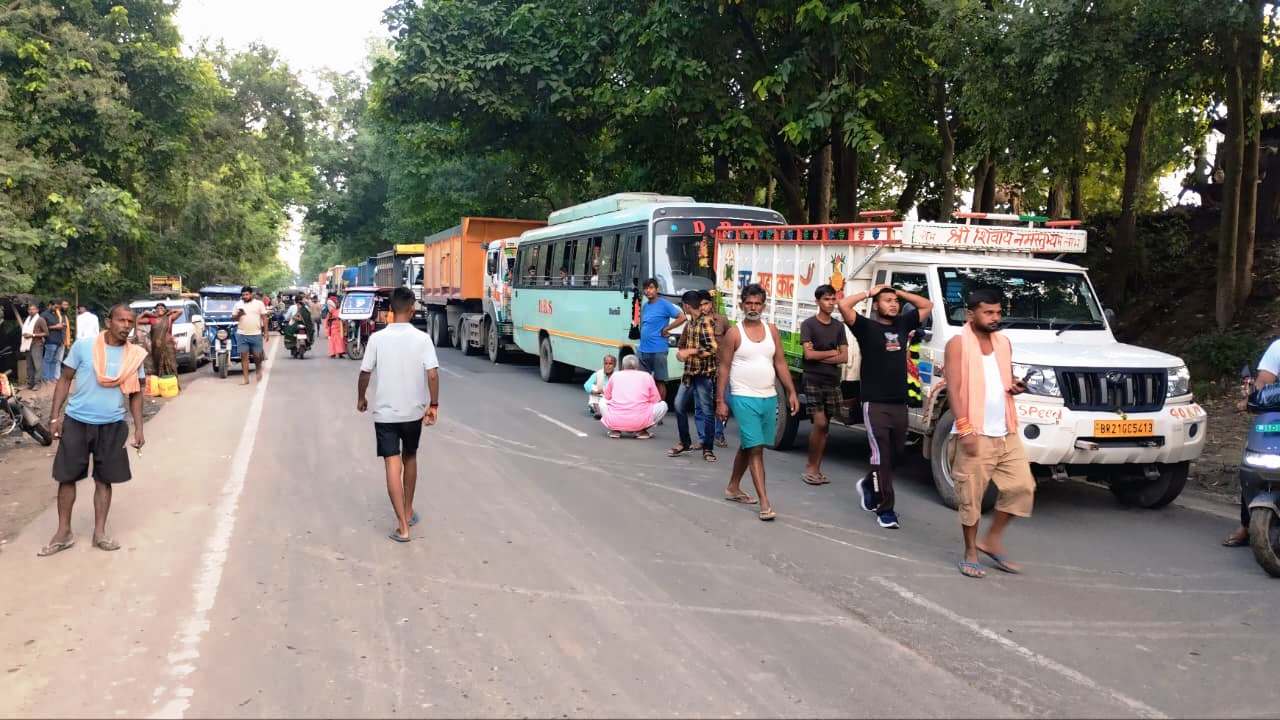 बछवाड़ा में कंटेनर ट्रक की चपेट में आने से एक युवक की दर्दनाक मौत,परिजन में कोहराम 4