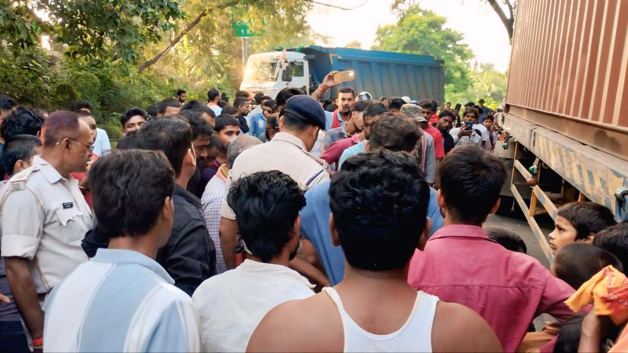 बछवाड़ा में कंटेनर ट्रक की चपेट में आने से एक युवक की दर्दनाक मौत,परिजन में कोहराम 2