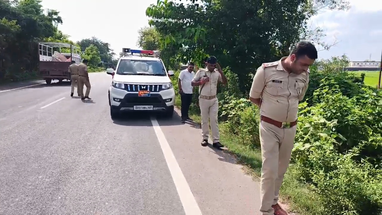 नालंदा: संत बाबा महोत्सव के मौके पर पूजा करने जा रहे श्रद्धालुओं के ऊपर अज्ञात हमलावरों ने किया गोलीबारी, स्कॉर्पियो के शीशे पर किया फायरिंग, कांच टूटा,पुलिस ने स्कॉर्पियो को किया जब्त 2