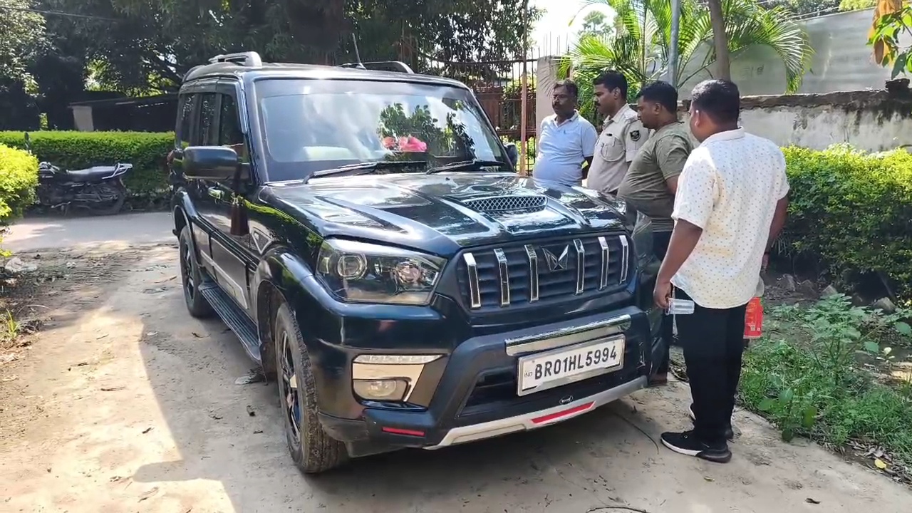 नालंदा: संत बाबा महोत्सव के मौके पर पूजा करने जा रहे श्रद्धालुओं के ऊपर अज्ञात हमलावरों ने किया गोलीबारी, स्कॉर्पियो के शीशे पर किया फायरिंग, कांच टूटा,पुलिस ने स्कॉर्पियो को किया जब्त 3