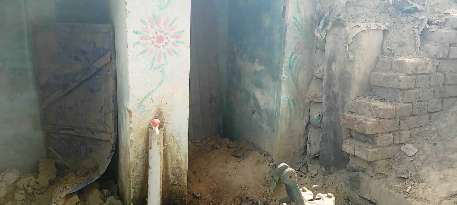 लाखों की लागत से बना सामुदायिक शौचालय बदहाल, स्वच्छता के दावों की खुली पोल 2
