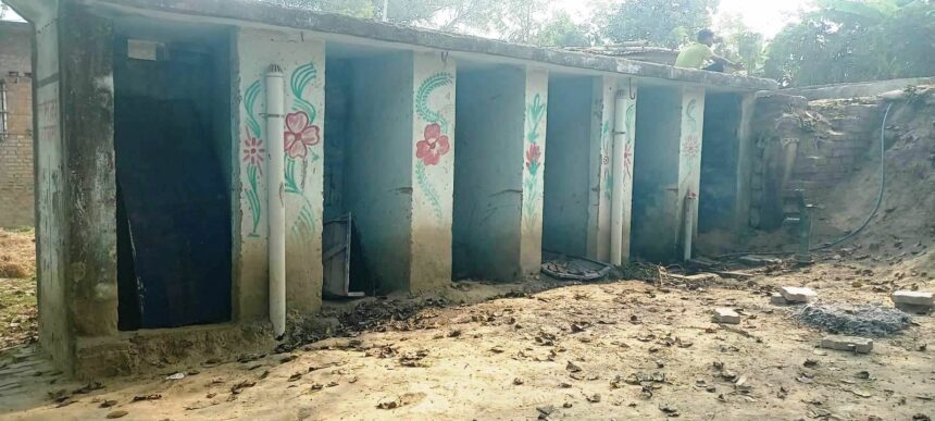लाखों की लागत से बना सामुदायिक शौचालय बदहाल, स्वच्छता के दावों की खुली पोल 1