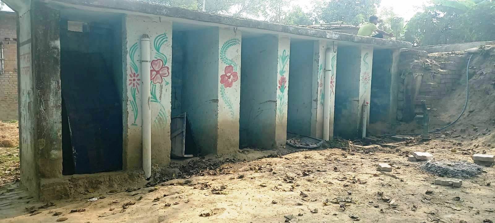 लाखों की लागत से बना सामुदायिक शौचालय बदहाल, स्वच्छता के दावों की खुली पोल 8
