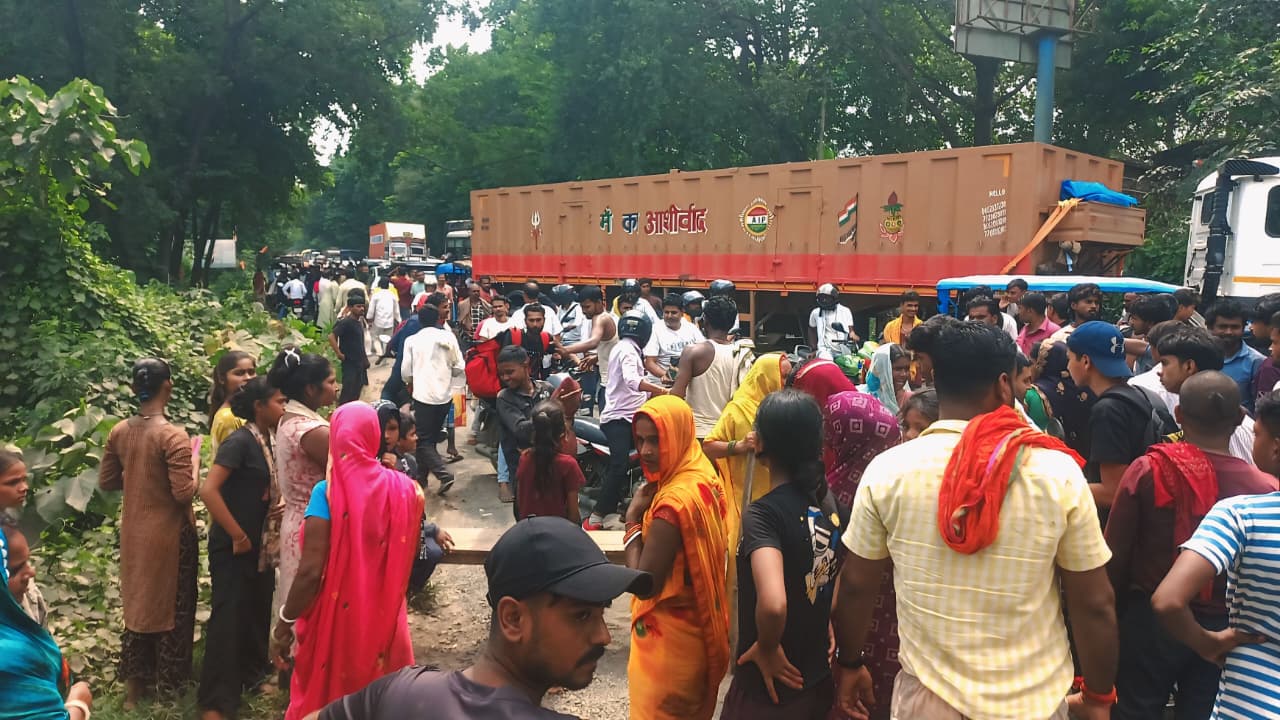 बछवाड़ा: गड्ढों के कारण लगातार हो रहे हादसों से फूटा गुस्सा, सुरों गांव के पास एक घंटे तक ठप रहा एनएच-28 2
