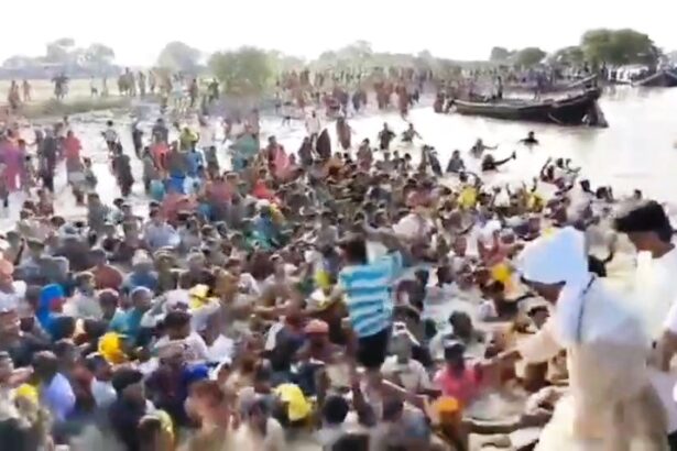 समस्तीपुर: नाव से फेंके गए राहत के पैकेट, गंगा की धार में जान जोखिम में डालकर सामग्री लूटते दिखे बाढ़ पीड़ित 3
