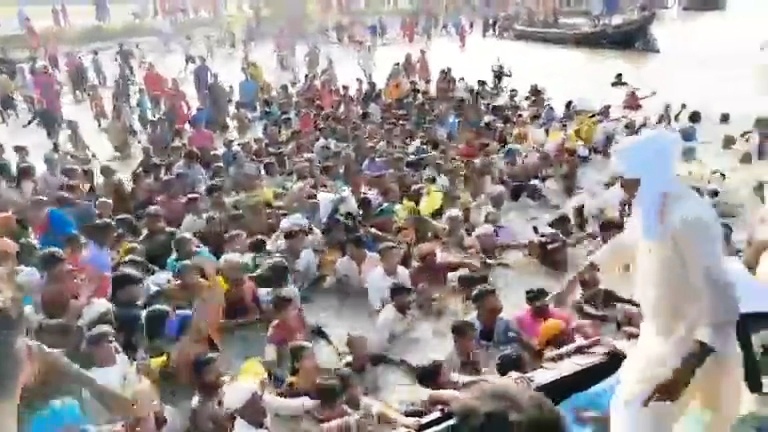 समस्तीपुर: नाव से फेंके गए राहत के पैकेट, गंगा की धार में जान जोखिम में डालकर सामग्री लूटते दिखे बाढ़ पीड़ित 3
