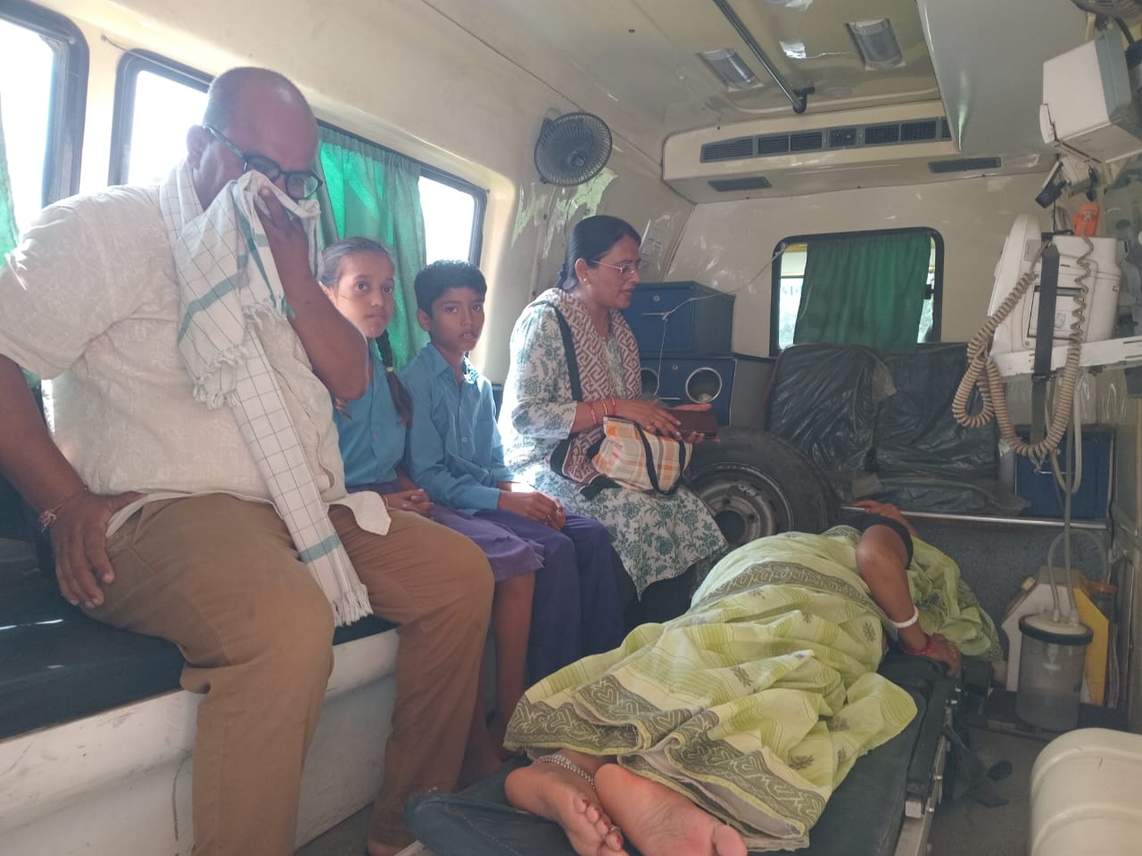 बरौनी: हर्ल से अमोनिया गैस की दुर्गंध फैलने से मचा हड़कंप, स्कूल में शिक्षिका बेहोश, कई बच्चों की तबीयत बिगड़ी 3