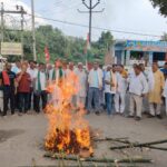 तेघड़ा में इंडिया गठबंधन का जोरदार प्रदर्शन: पीएम, गृह मंत्री और मुख्य चुनाव आयुक्त की अर्थी का पुतला फूंका 7