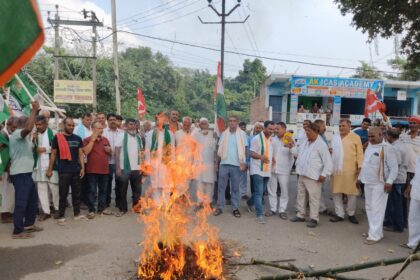 तेघड़ा में इंडिया गठबंधन का जोरदार प्रदर्शन: पीएम, गृह मंत्री और मुख्य चुनाव आयुक्त की अर्थी का पुतला फूंका 2