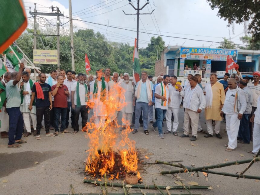 तेघड़ा में इंडिया गठबंधन का जोरदार प्रदर्शन: पीएम, गृह मंत्री और मुख्य चुनाव आयुक्त की अर्थी का पुतला फूंका 1