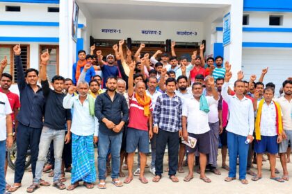 बछवाड़ा के नवादा गांव में 10 दिनों से बिजली गुल, आक्रोशित ग्रामीणों ने विद्युत कार्यालय पर किया प्रदर्शन 2