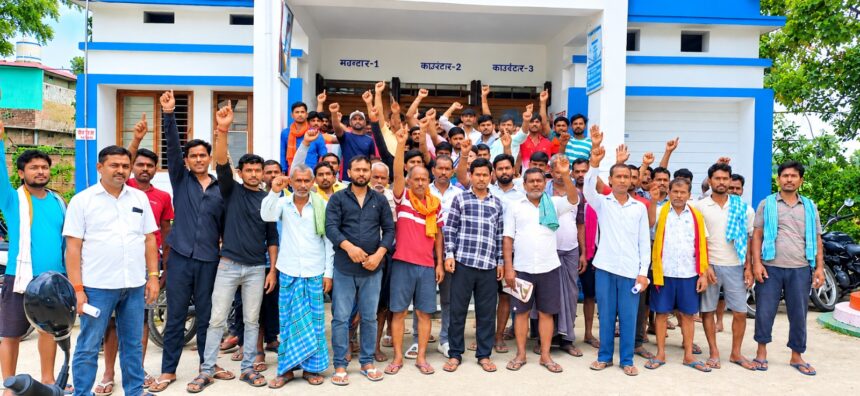 बछवाड़ा के नवादा गांव में 10 दिनों से बिजली गुल, आक्रोशित ग्रामीणों ने विद्युत कार्यालय पर किया प्रदर्शन 1