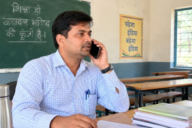 स्कूल टाइम में मोबाइल चलाया तो रुकेगा वेतन, बीईओ ने जारी किया सख्त आदेश 1