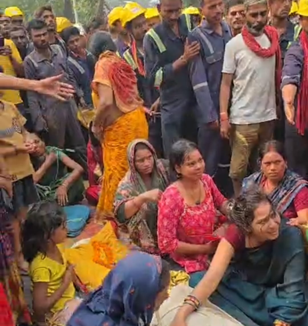 बरौनी रिफाइनरी में ऊंचाई से गिरकर मजदूर की मौत: परिजनों ने रातभर मुख्य गेट पर शव रखकर किया प्रदर्शन, 47 लाख मुआवजे के आश्वासन पर शांत हुआ मामला 2