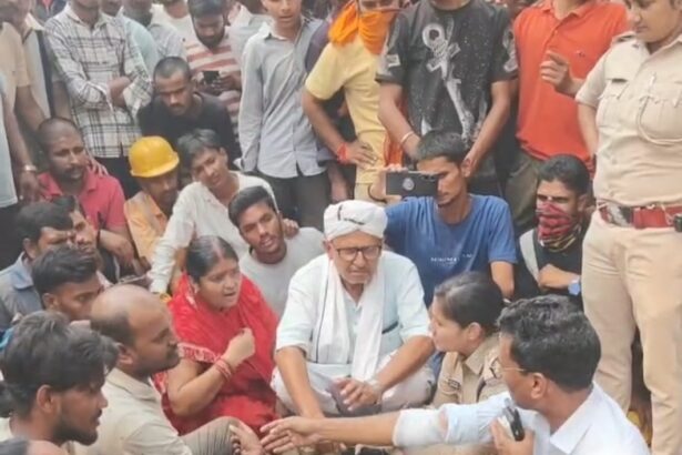 बरौनी रिफाइनरी में ऊंचाई से गिरकर मजदूर की मौत: परिजनों ने रातभर मुख्य गेट पर शव रखकर किया प्रदर्शन, 47 लाख मुआवजे के आश्वासन पर शांत हुआ मामला 3